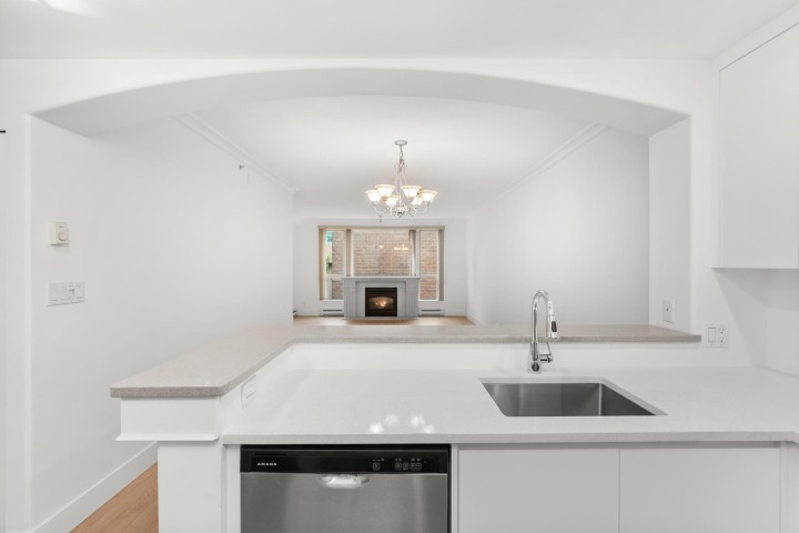 Photo 9 at 210 - 5770 Oak Street, Oakridge VW, Vancouver West