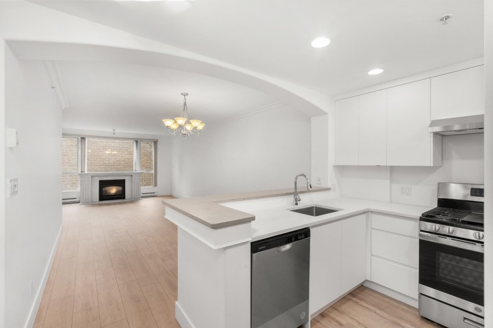 Photo 11 at 210 - 5770 Oak Street, Oakridge VW, Vancouver West