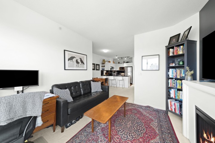 Photo 3 at 424 - 4550 Fraser Street, Fraser VE, Vancouver East