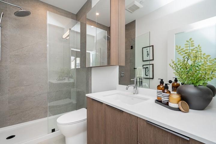 Photo 12 at 2462 Adanac Street, Renfrew VE, Vancouver East