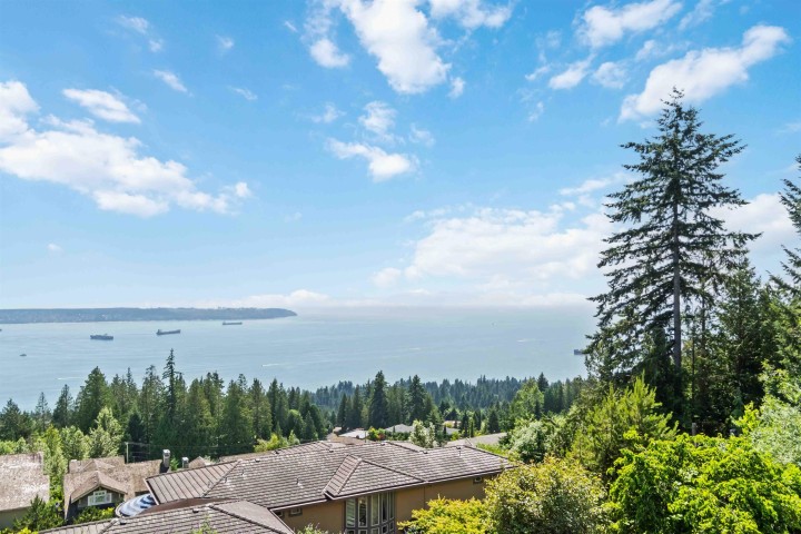 Photo 4 at 304 - 2535 Garden Court, Whitby Estates, West Vancouver