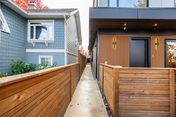 Photo 2 at 2 - 2460 Adanac Street, Renfrew VE, Vancouver East