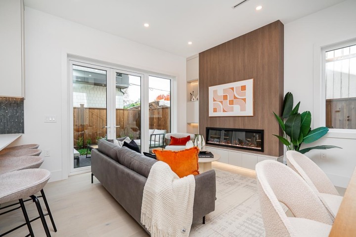 Photo 5 at 2 - 2460 Adanac Street, Renfrew VE, Vancouver East