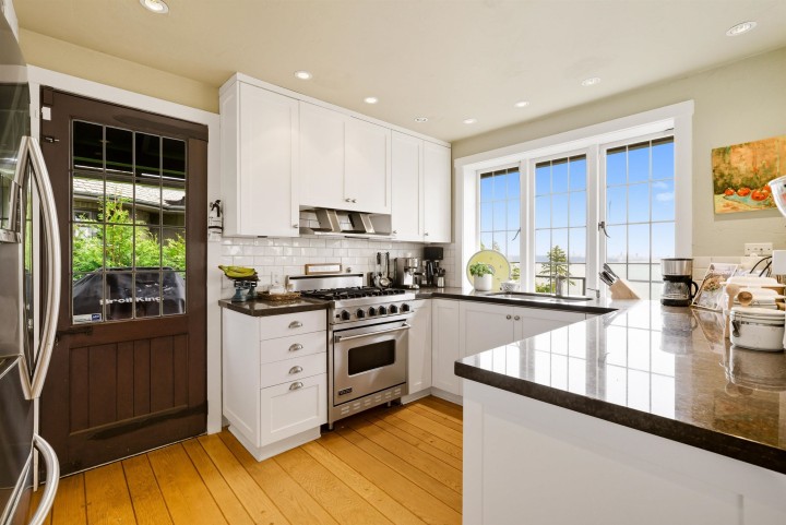 Photo 11 at 3654 Creery Avenue, West Bay, West Vancouver