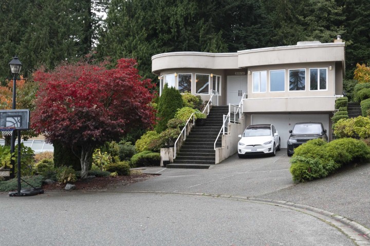 Photo 1 at 2572 Westhill Close, Westhill, West Vancouver