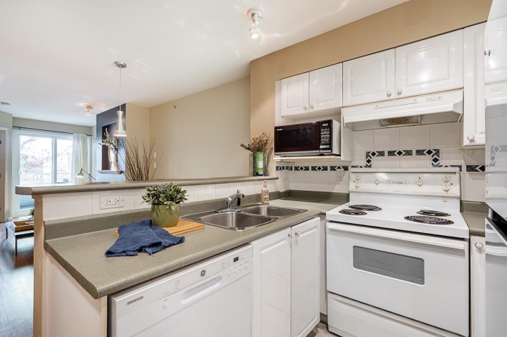 Photo 10 at PH17 - 760 Kingsway, Fraser VE, Vancouver East