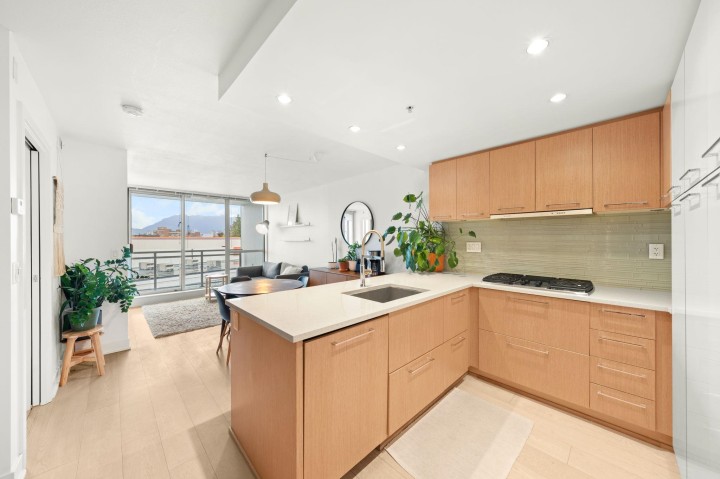 Photo 5 at 425 - 2008 Pine Street, False Creek, Vancouver West