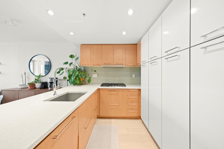 Photo 4 at 425 - 2008 Pine Street, False Creek, Vancouver West