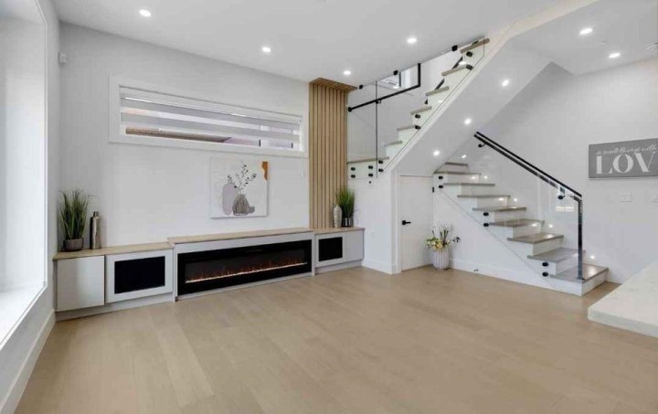 Photo 4 at 5092 Clarendon Street, Collingwood VE, Vancouver East