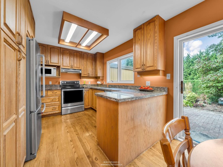 Photo 11 at 865 Margaree Place, Cedardale, West Vancouver