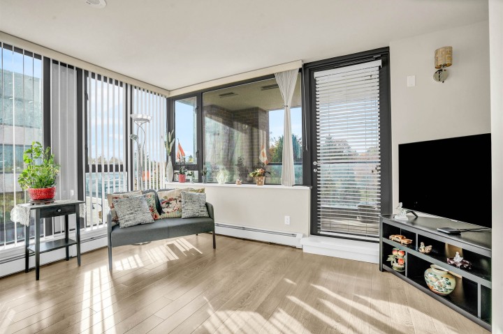 Photo 11 at 316 - 2689 Kingsway, Collingwood VE, Vancouver East