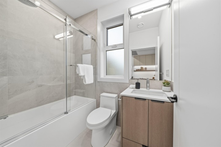 Photo 14 at 323 N Kamloops Street, Hastings Sunrise, Vancouver East