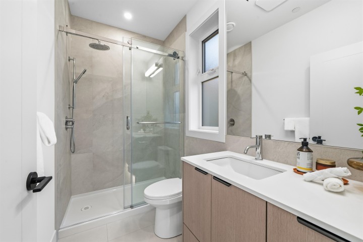 Photo 11 at 323 N Kamloops Street, Hastings Sunrise, Vancouver East