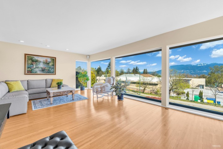 Photo 4 at 4060 W 10th Avenue, Point Grey, Vancouver West