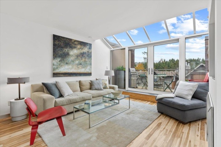 Photo 2 at 834 W 7th Avenue, Fairview VW, Vancouver West