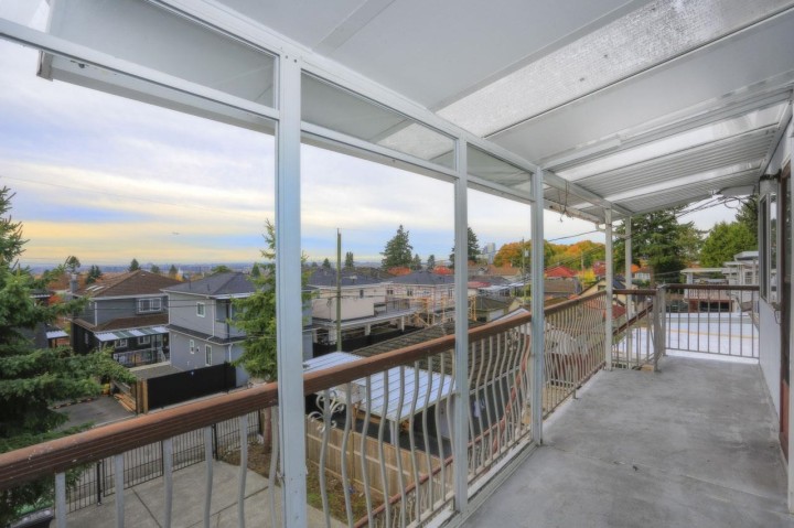 Photo 4 at 448 E 59th Avenue, South Vancouver, Vancouver East