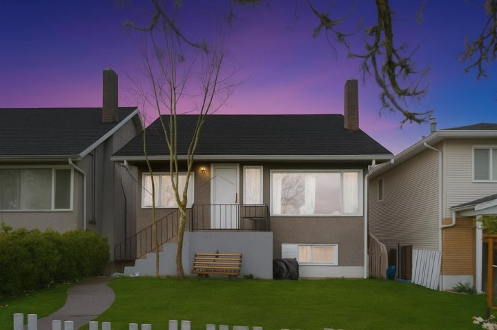 Photo 2 at 5735 Earles Street, Killarney VE, Vancouver East