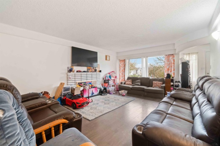 Photo 3 at 5735 Earles Street, Killarney VE, Vancouver East