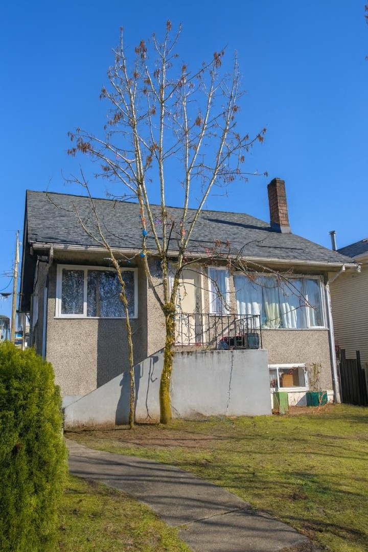 Photo 1 at 5735 Earles Street, Killarney VE, Vancouver East