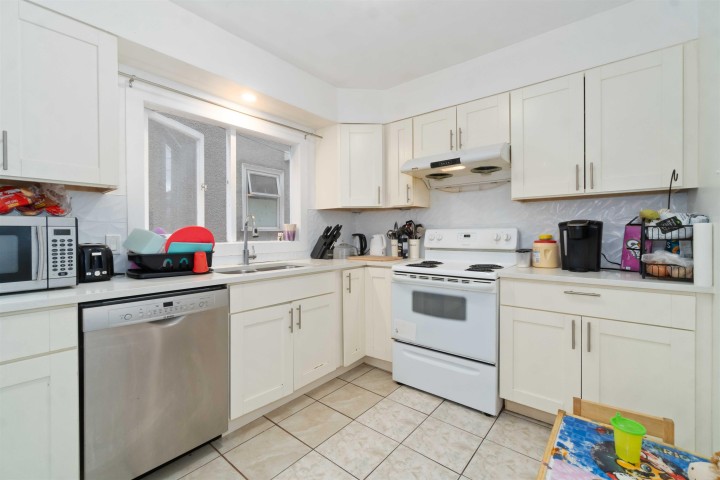 Photo 8 at 5735 Earles Street, Killarney VE, Vancouver East