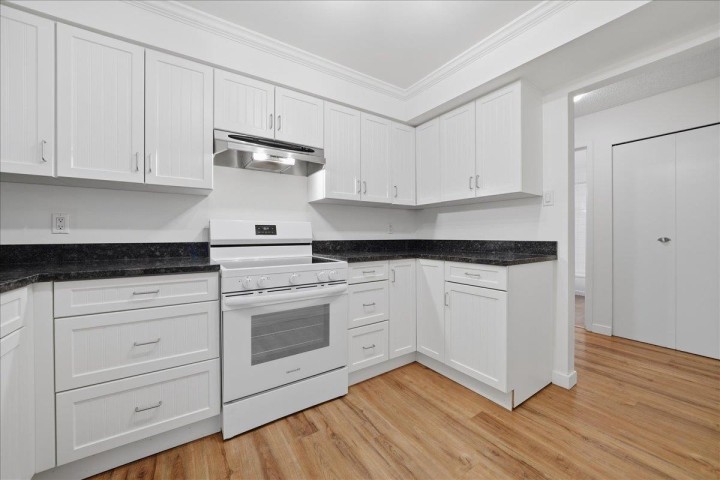 Photo 6 at PH 406 - 1340 Duchess Avenue, Ambleside, West Vancouver