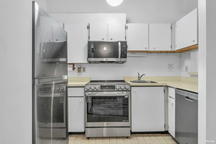 Photo 15 at 410 - 1363 Clyde Avenue, Ambleside, West Vancouver