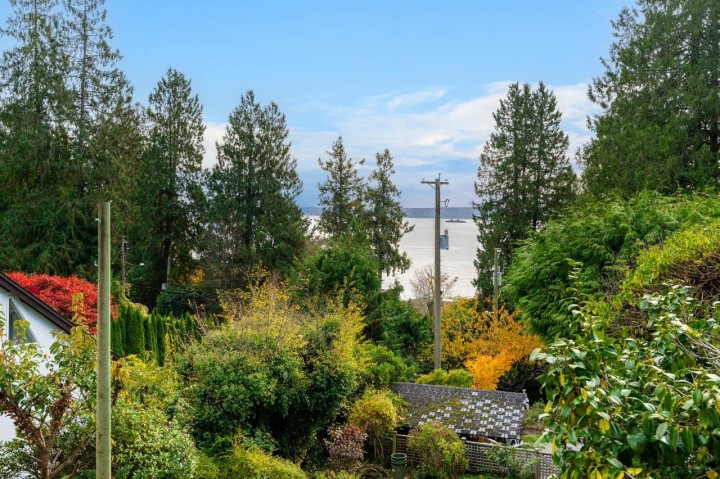 Photo 4 at 3245 Travers Avenue, West Bay, West Vancouver