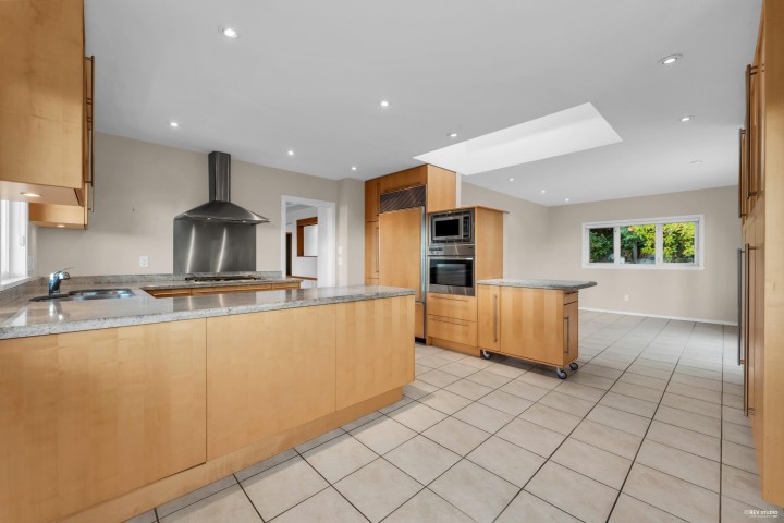 Photo 4 at 2615 Skilift Place, Chelsea Park, West Vancouver