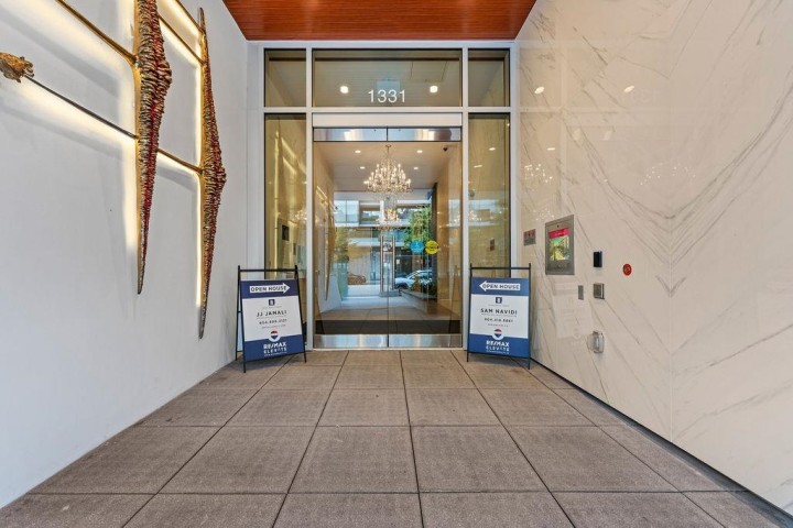 Photo 3 at 301 - 1331 Marine Drive, Ambleside, West Vancouver