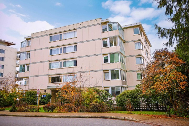 Photo 2 at 502 - 1750 Esquimalt Avenue, Ambleside, West Vancouver
