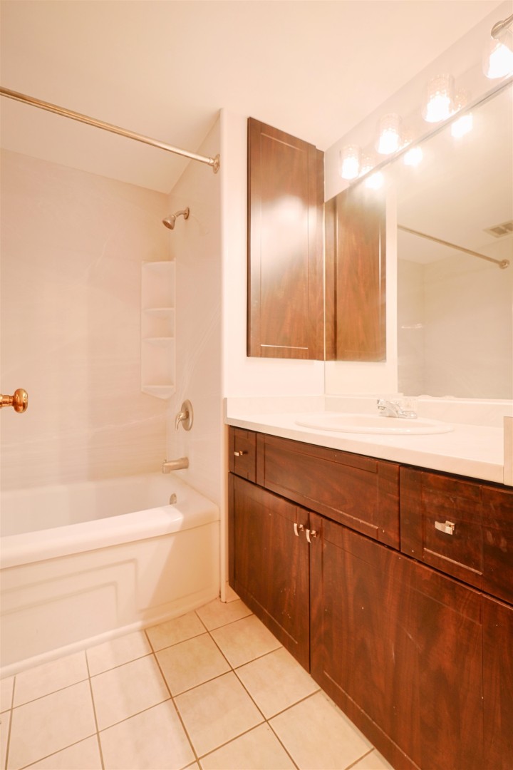 Photo 10 at 502 - 1750 Esquimalt Avenue, Ambleside, West Vancouver