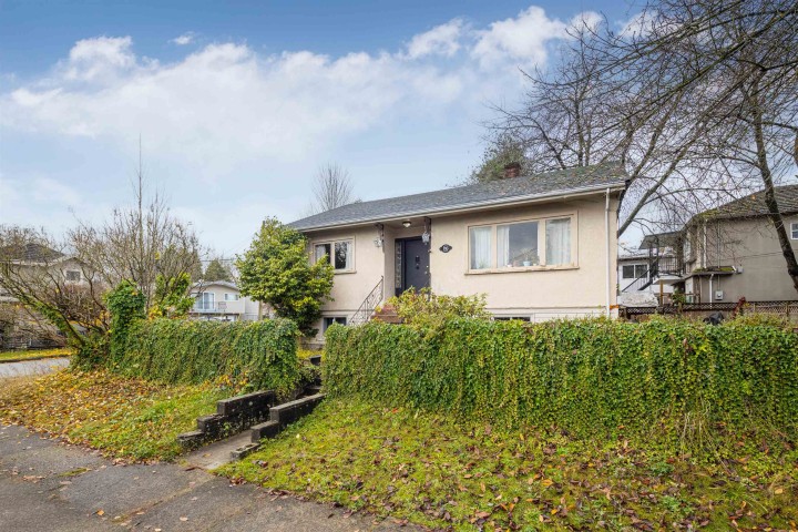 Photo 2 at 5765 Quebec Street, Main, Vancouver East