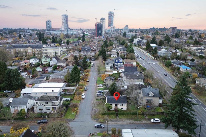 Photo 1 at 5765 Quebec Street, Main, Vancouver East