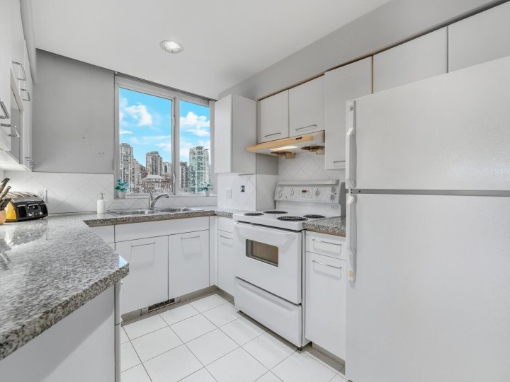 Photo 11 at 18C - 139 Drake Street, Yaletown, Vancouver West