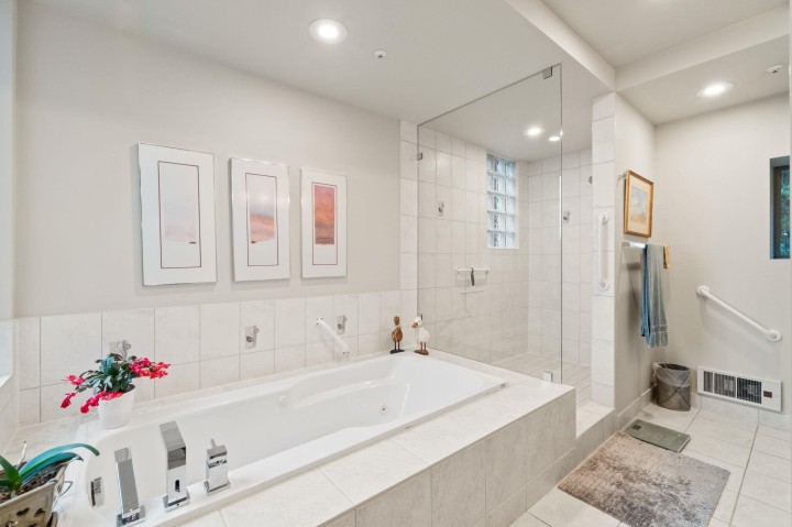 Photo 17 at 201 - 3105 Deer Ridge Drive, Deer Ridge WV, West Vancouver