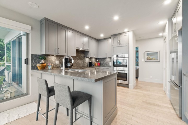 Photo 10 at 201 - 3105 Deer Ridge Drive, Deer Ridge WV, West Vancouver