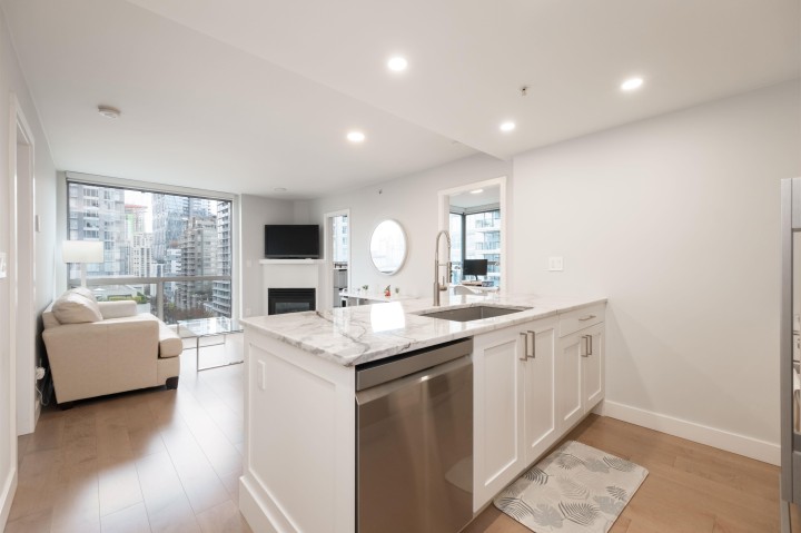 Photo 10 at 1006 - 928 Richards Street, Yaletown, Vancouver West