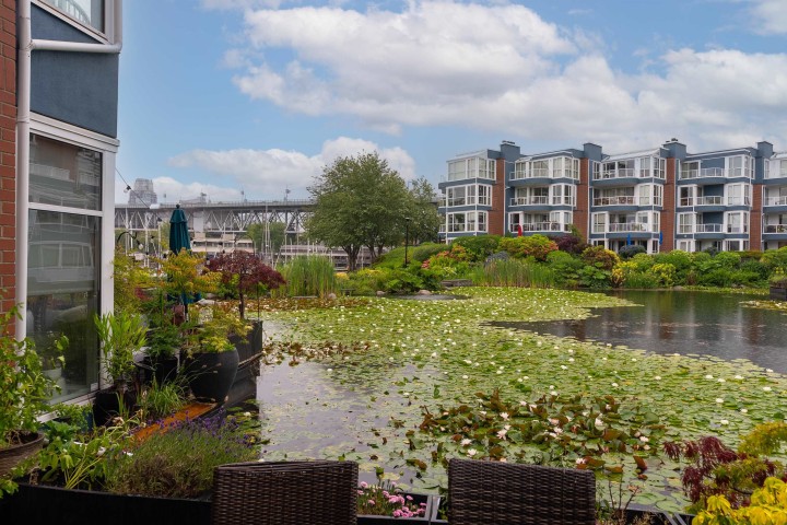 Photo 2 at 1596 Island Park Walk, False Creek, Vancouver West