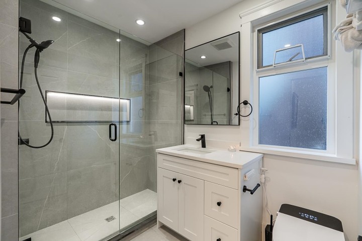 Photo 13 at 3343 W 3rd Avenue, Kitsilano, Vancouver West