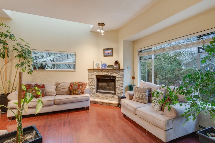 Photo 2 at 2586 W 8th Avenue, Kitsilano, Vancouver West