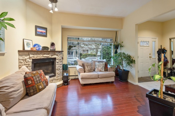 Photo 3 at 2586 W 8th Avenue, Kitsilano, Vancouver West