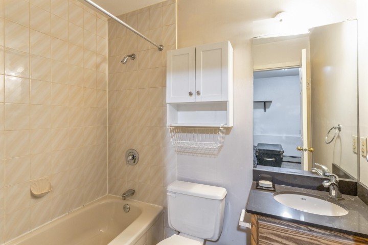 Photo 18 at 2586 W 8th Avenue, Kitsilano, Vancouver West