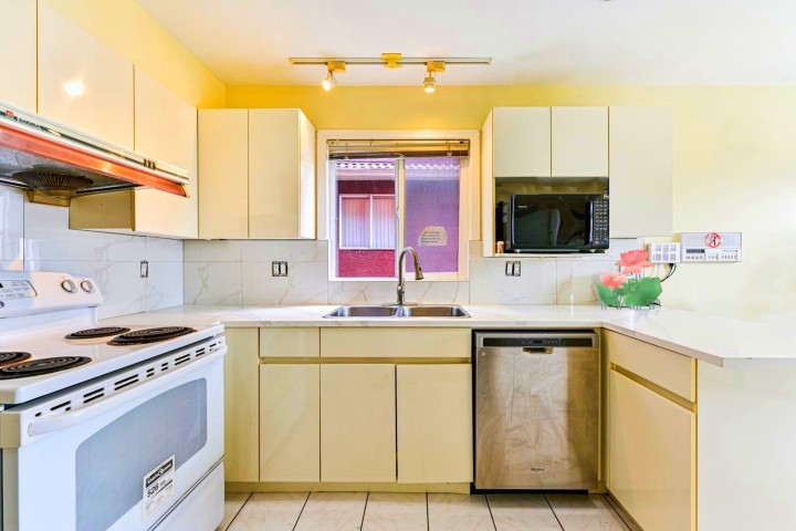 Photo 8 at 396 E 49th Avenue, South Vancouver, Vancouver East
