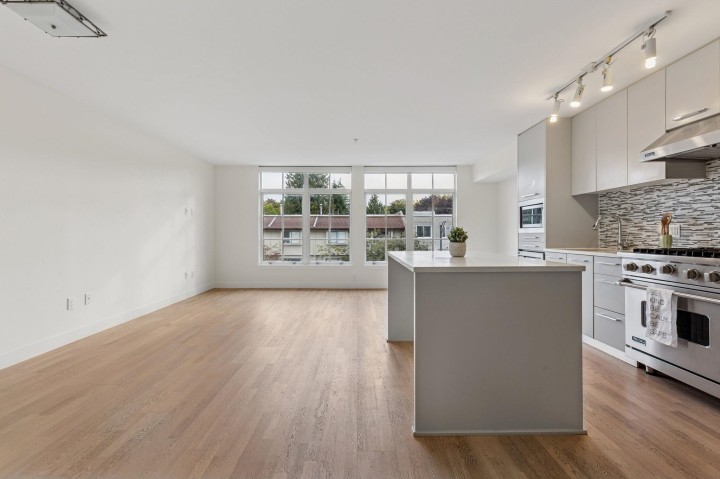 Photo 7 at 306 - 4355 W 10th Avenue, Point Grey, Vancouver West