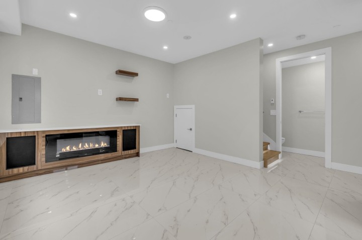 Photo 5 at 4325 Kamloops Street, Collingwood VE, Vancouver East