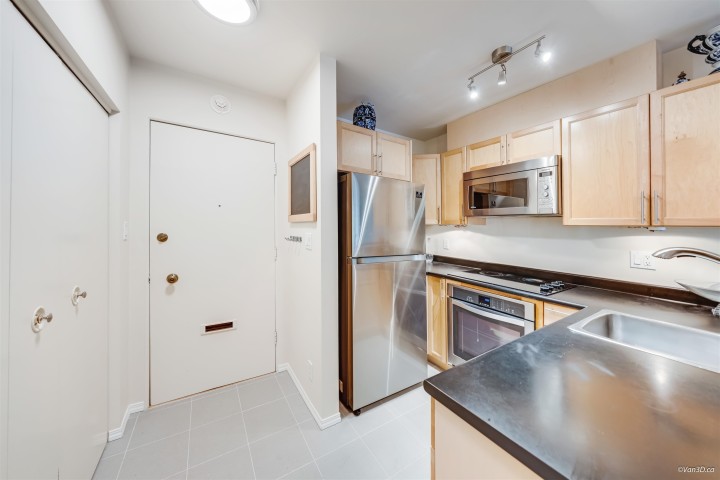 Photo 13 at 308 - 1425 Esquimalt Avenue, Ambleside, West Vancouver