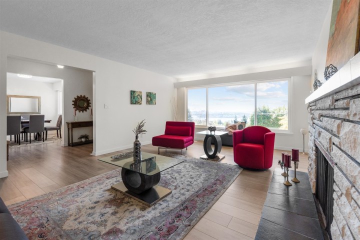 Photo 11 at 1895 Rosebery Avenue, Queens, West Vancouver