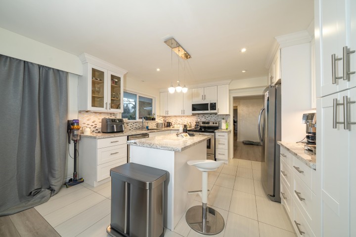 Photo 8 at 1895 Rosebery Avenue, Queens, West Vancouver