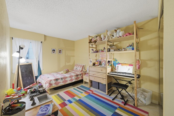 Photo 16 at 403 - 1340 Duchess Avenue, Ambleside, West Vancouver