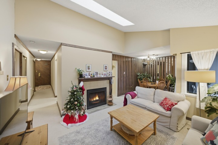 Photo 3 at 403 - 1340 Duchess Avenue, Ambleside, West Vancouver